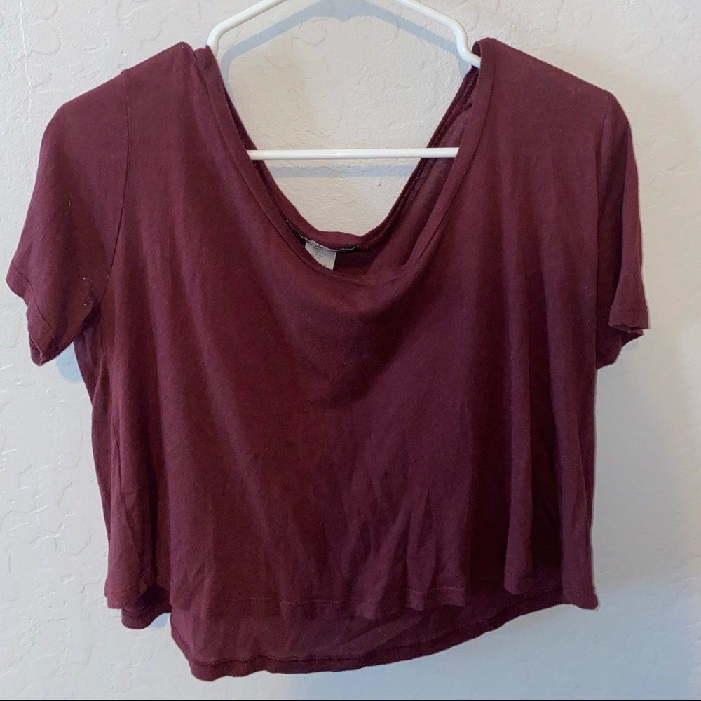 Cropped maroon tee